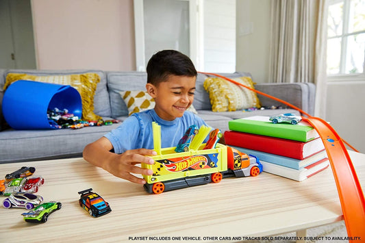Hot Wheels Crashing Rig Jackknife Truck Playset with Cars