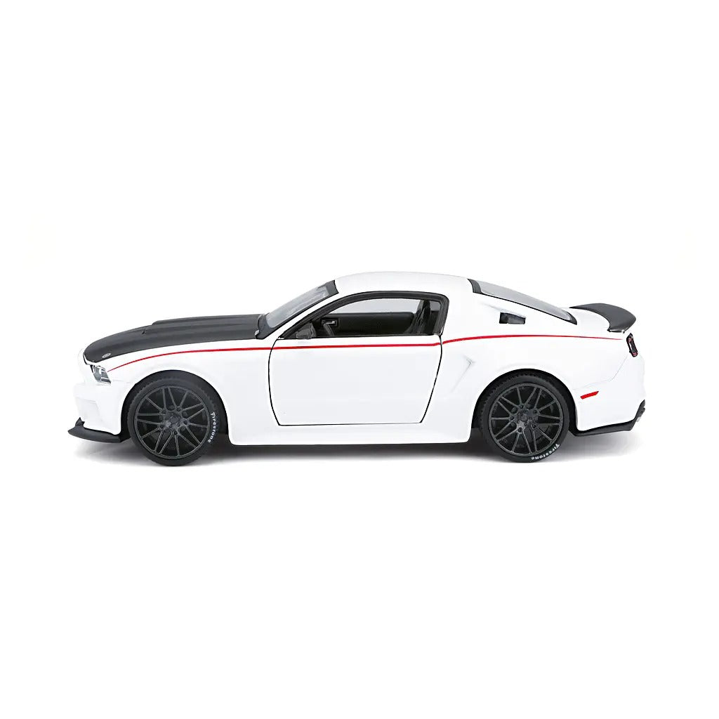 Maisto 1:24 Ford Mustang Street Racer Die-Cast Model White