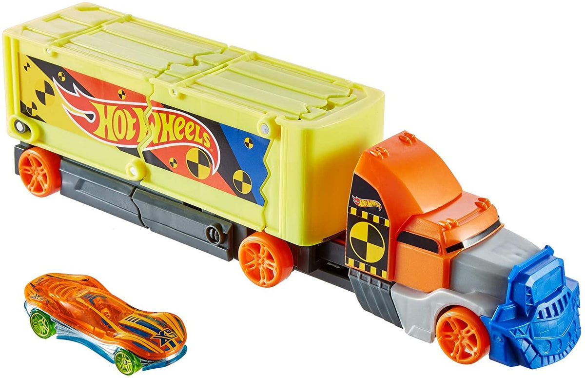 Hot Wheels Crashing Rig Jackknife Truck Playset with Cars