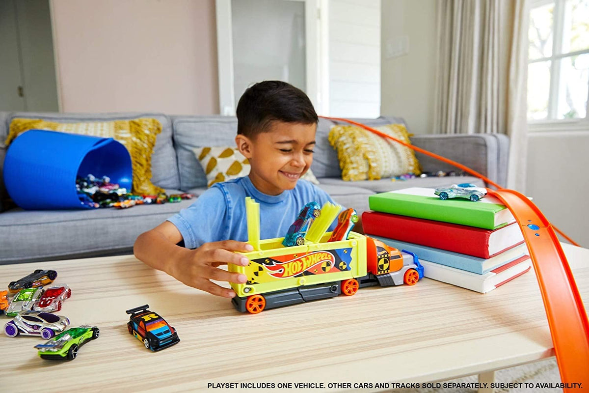 Hot Wheels Crashing Rig Jackknife Truck Playset with Cars