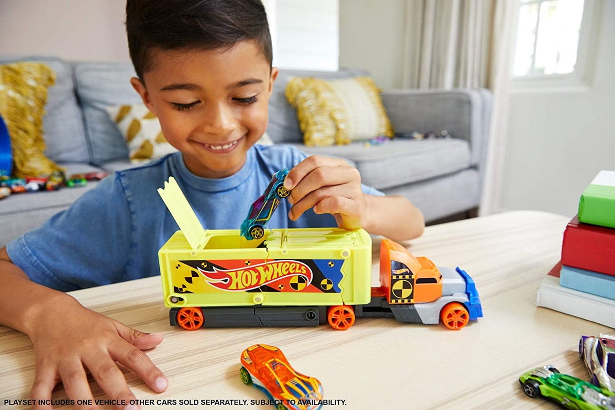 Hot Wheels Crashing Rig Jackknife Truck Playset with Cars