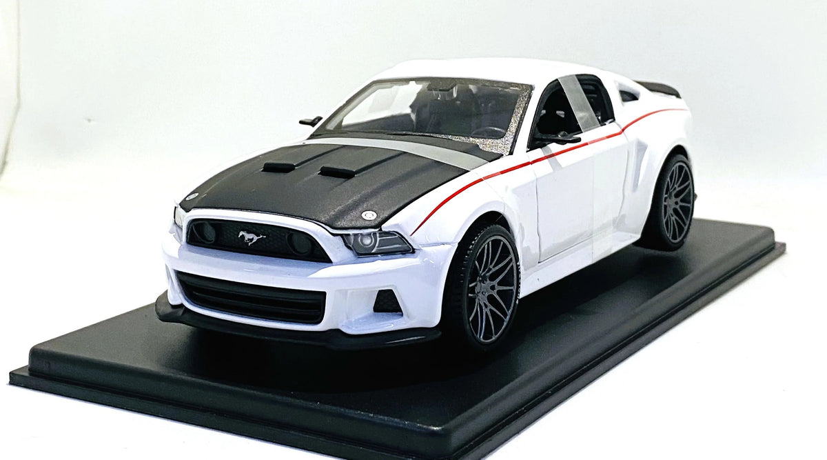 Maisto 1:24 Ford Mustang Street Racer Die-Cast Model White